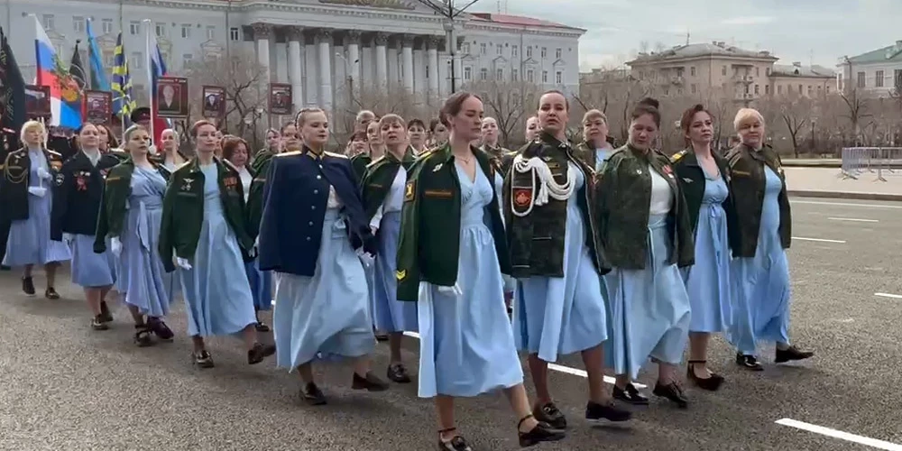 Atraitņu kolonna soļoja kopā ar citiem svētku parādes dalībniekiem. 