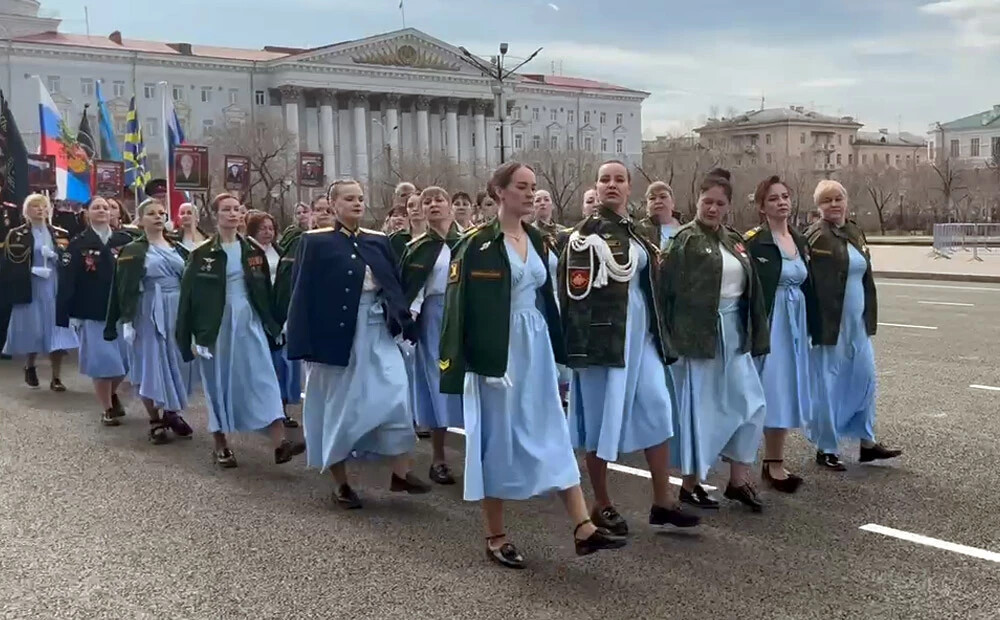 VIDEO: uzvaras parādē Krievijā pirmo reizi piedalās Ukrainā likvidēto okupantu atraitnes