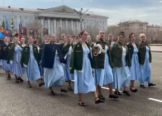 VIDEO: uzvaras parādē Krievijā pirmo reizi piedalās Ukrainā likvidēto okupantu atraitnes