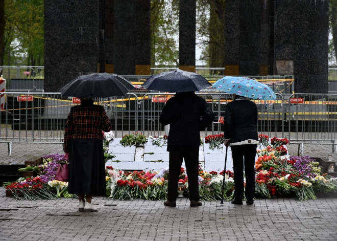 9 мая в Даугавпилсе жители с самого утра приходили в парк Дубровина, чтобы возложить цветы к мемориалу в память о погибших во Второй мировой войне. 