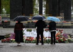 ФОТО: в Даугавпилсе люди несут цветы к мемориалу, несмотря на забор вокруг Вечного огня