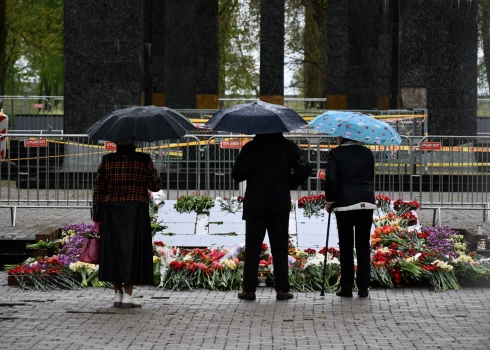 Ziedu nolikšana Dubrovina parkā Daugavpilī.