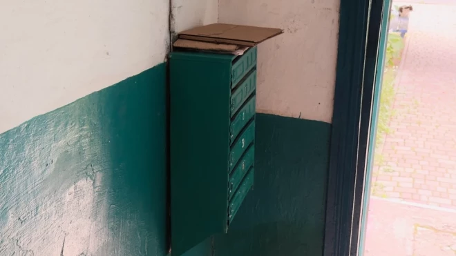 Подъезды часто были выкрашены ояень яркой краской.