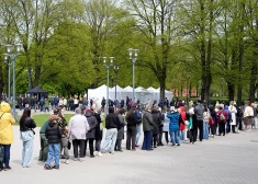 Cilvēki steidz izmantot iespēju un stāv garā rindā, lai bez maksas pārbaudītu dzimumzīmes