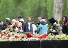 2026. gada 9. maijā cilvēki devušies nolikt ziedus pie Salaspils memoriāla