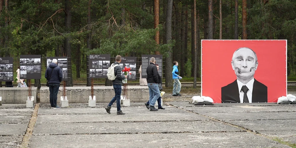 Salaspilī ierodas cilvēki, lai noliktu ziedus, bet situāciju rūpīgi uzrauga Policija un Zemessardze.