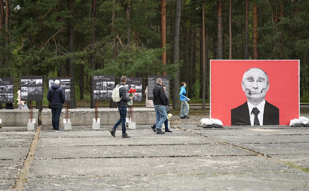 FOTO: policijas uzraudzībā cilvēki noliek ziedus pie Salaspils memoriāla
