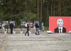 FOTO: policijas uzraudzībā cilvēki noliek ziedus pie Salaspils memoriāla