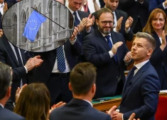 Pēters Maģars ievēlēts Ungārijas premjerministra amatā - pie parlamena ēkas pēc 12 gadu pauzes atkal plīvo ES karogs. FOTO