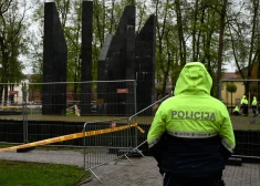 Policijā atgādināja, ka totalitāro režīmu simbolu, kā arī jebkāda militāro agresiju un kara noziegumus slavinošu un attaisnojošu simbolu izmantošana publiskās vietās ir aizliegta un sodāma.