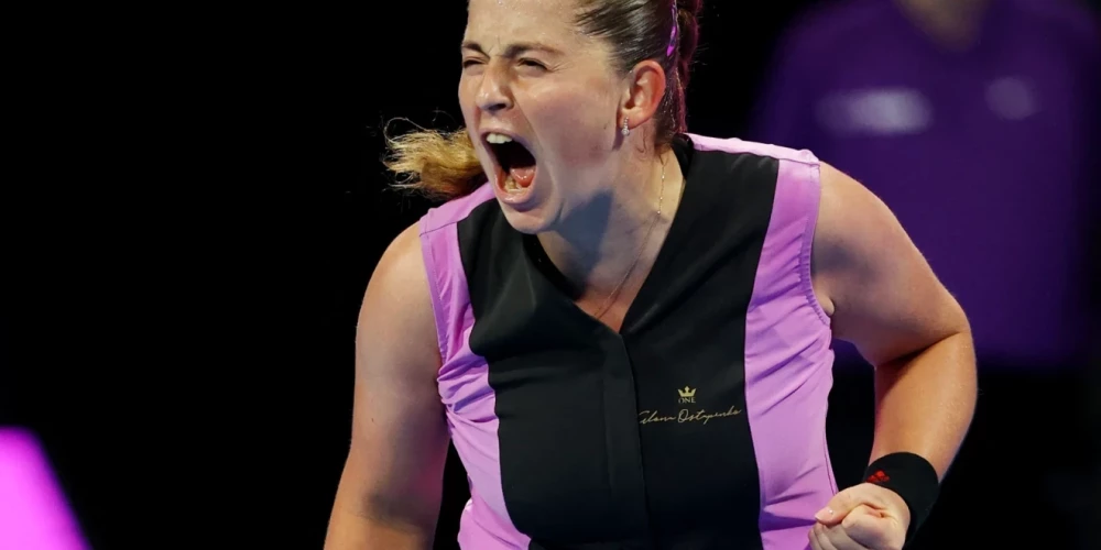 Latvijas tenisa pirmā rakete Aļona Ostapenko sestdien Romas "WTA 1000" turnīra vienspēļu sacensībās nodrošināja vietu astotdaļfinālā.