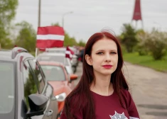 FOTO: patriotiskā gaisotnē Rīgā noslēdzies karogu brauciens
