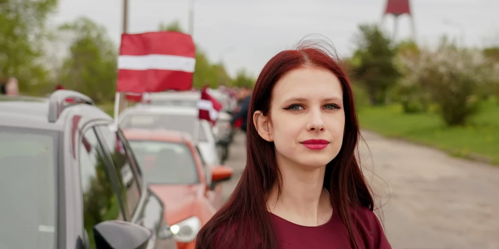 Pasākumā Rīgā piedalījās vairāki desmiti automašīnas, motocikli un citi transportlīdzekļi, kuri bija rotāti ar Latvijas karogiem un simboliem.