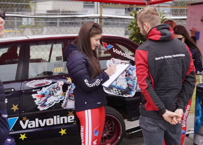 Lūk, kā Rīgā tika aizvadīta prestižā Eiropas rallijkrosa čempionāta pirmā diena.