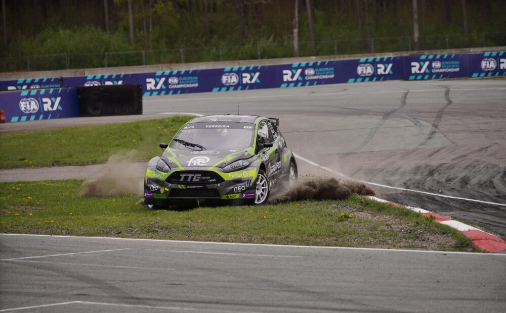 Iespaidīgi kadri! Riepām kaucot, Rīgā aizvadīta prestižā Eiropas rallijkrosa čempionāta pirmā diena. FOTO