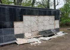 В Иецаве накануне 9 мая обрушились плиты советского мемориала - случайность или вандализм?