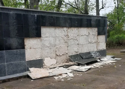 На братском кладбище Иецавы обрушилась часть из 124 мемориальных досок с именами погибших красноармейцев.