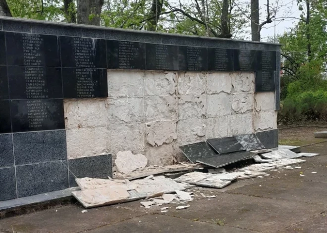В Иецаве накануне 9 мая обрушились плиты советского мемориала - случайность или вандализм?