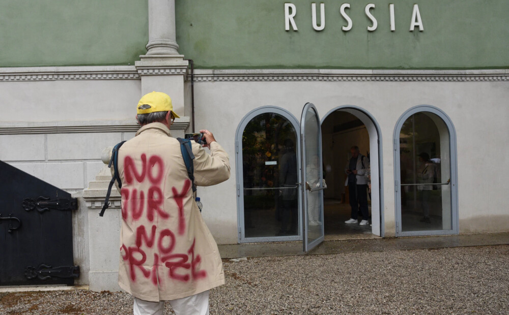 Krievijas dalības dēļ Venēcijas biennālē no publikas balvām atsakās desmitiem mākslinieku, tostarp Latvijas paviljons
