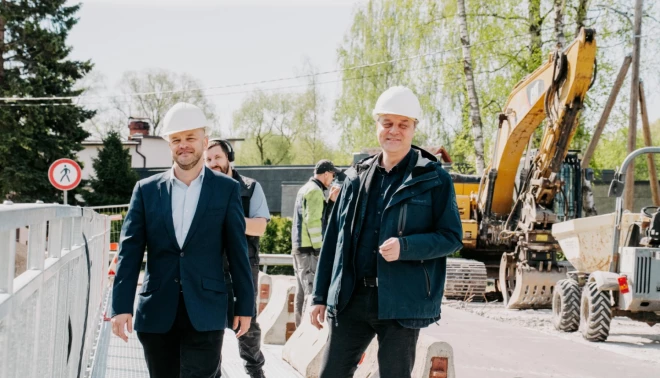 Lai klātienē pārliecinātos par darbu progresu tilta par Dzirnupi pārbūves darbus inspicēja Ādažu novada domes priekšsēdētāja vietnieki Gatis Miglāns un Jānis Vaivads.
