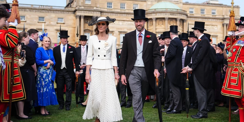 The Prince and Princess of Wales, accompanied by The Duke and Duchess of Edinburgh, host a Royal Garden Party at Buckingham Palace, to celebrate frontline workers from across the United Kingdom and recognise the dedication and contribution of those who serve their communities through volunteering, supporting charitable causes and working for emergency services.
Pictured: the prince and princess of wales,the duke and duchess of cambridge and cornwall,prince william,william prince of wales,william duke of cambridge and cornwall,catherine princess of wales,catherine duchess of cambridge and cornwall,catherine middleton,kate middleton
Ref: BLU_S9973314 080526 NON-EXCLUSIVE
Picture by: PA/POOL supplied by Splash News / SplashNews.com
Splash News and Pictures
USA: 310-525-5808
UK: 020 8126 1009
eamteam@shutterstock.com
World Rights, No United Kingdom Rights
Vida Press