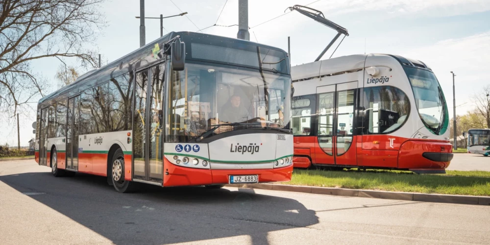 Liepājas sabiedriskā transporta krāsas ir sarkana un balta: apakšējā daļa un priekšpuse ir koši sarkana, bet augšpuse un sānu paneļi — balti.