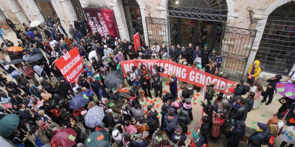 6. maijā Venēcijā aptuveni 200 cilvēku piedalījās organizācijas “Art Not Genocide Alliance” rīkotā protesta akcijā 61. Venēcijas mākslas biennāles atklāšanas laikā, protestējot pret Izraēlas paviljona klātbūtni un nesot plakātus ar saukļiem “Stop genocide” un “No artwashing genocide”.