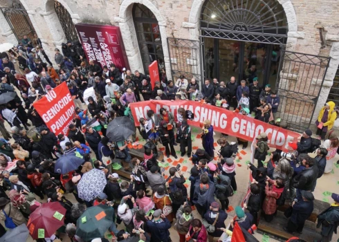 6. maijā Venēcijā aptuveni 200 cilvēku piedalījās organizācijas “Art Not Genocide Alliance” rīkotā protesta akcijā 61. Venēcijas mākslas biennāles atklāšanas laikā, protestējot pret Izraēlas paviljona klātbūtni un nesot plakātus ar saukļiem “Stop genocide” un “No artwashing genocide”.