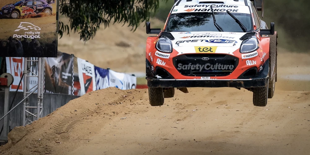 Mārtiņš Sesks un Renārs Francis ar "Ford Puma Rally1" brauc Portugāles rallijā.