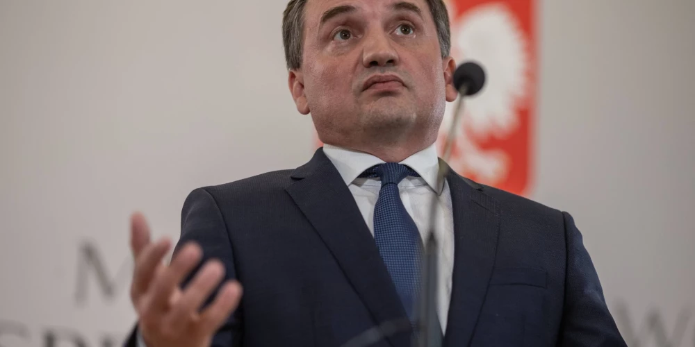 Bijušais Polijas ministrs Zbigņevs Zjobro aizbēga uz Ungāriju, kur saņēma patvērumu. Pēc Viktora Orbāna valdības krišanas viņš pametis Ungāriju.