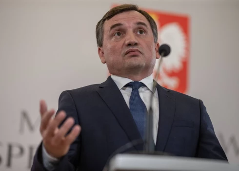 Bijušais Polijas ministrs Zbigņevs Zjobro aizbēga uz Ungāriju, kur saņēma patvērumu. Pēc Viktora Orbāna valdības krišanas viņš pametis Ungāriju.