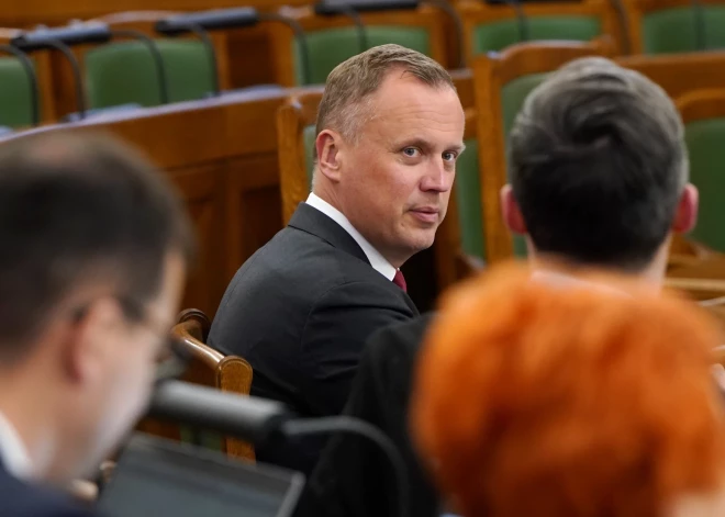 Tavars pārmet Siliņai aizsardzības ministra Sprūda nepadzīšanu "jau sen"