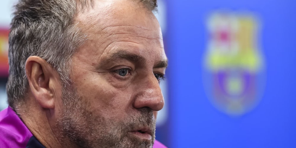 "FC Barcelona" galvenais treneris Hansi Fliks preses konferencē 9. maijā — dienā, kad nomira viņa tēvs.