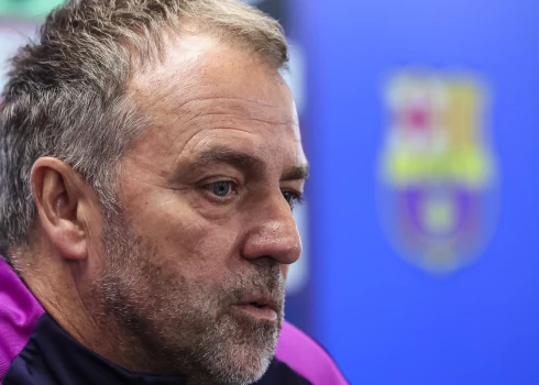 "FC Barcelona" galvenais treneris Hansi Fliks preses konferencē 9. maijā — dienā, kad nomira viņa tēvs.