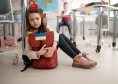Днем - латвийская, вечером - украинская: половина детей беженцев учится сразу в двух школах