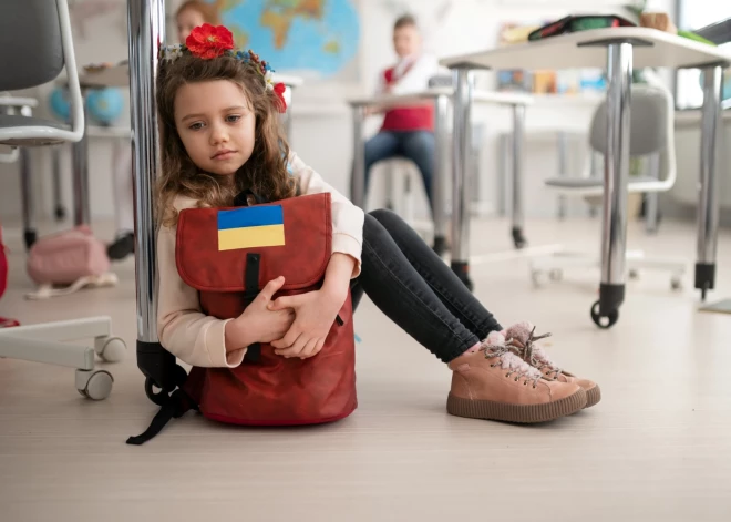 Днем - латвийская, вечером - украинская: половина детей беженцев учится сразу в двух школах