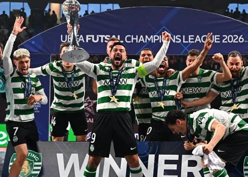"Sporting" ar UEFA Čempionu līgas trofeju (foto: UEFA Futsal /  Facebook)