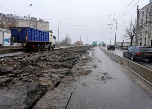 Ремонтные роботы на мосту Йорга Земитана.