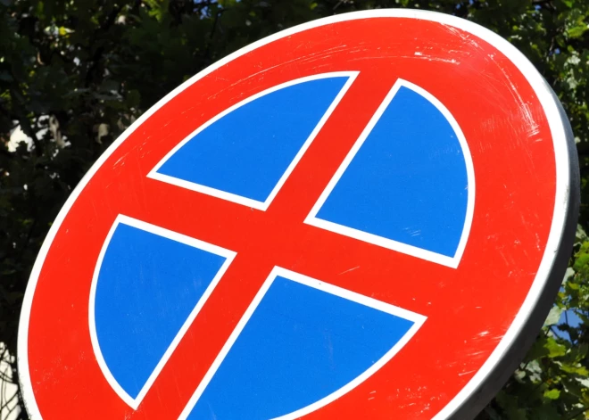 Rīgā ieviesīs īslaicīgu autotransporta stāvēšanas aizliegumu vairāku apkaimju ielās