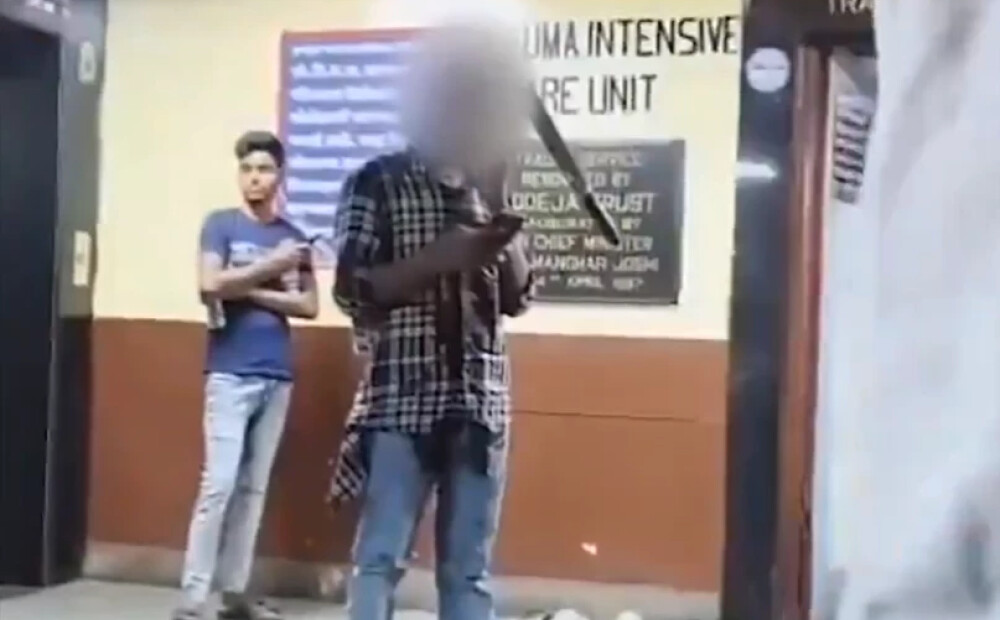 Vīrietis ar mačeti galvā mierīgi gaida, kad ārsti slimnīcā viņam pievērsīs uzmanību. VIDEO