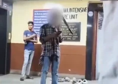 Vīrietis ar mačeti galvā mierīgi gaida, kad ārsti slimnīcā viņam pievērsīs uzmanību. VIDEO