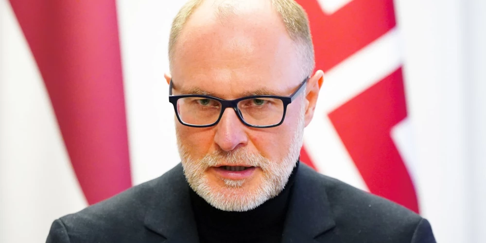 Aizsardzības ministrs Andris Sprūds preses konferences laikā paziņo par savu demisiju.