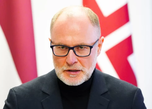Aizsardzības ministrs Andris Sprūds preses konferences laikā paziņo par savu demisiju.