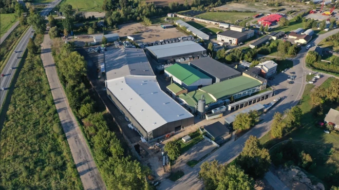 Ražošanas uzņēmumā cilvēks joprojām ir svarīgākais resurss. “Hornbaek Baltic” strādā divās maiņās, un vienā darba maiņā Ādažos vairākos cehos ierodas 50–60 darbinieku dažādās pozīcijās.