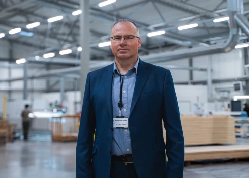 “Digitalizācijā īpašu uzmanību pievērsām cilvēkresursu uzskaites procesa pilnveidei un drošībai. Ļoti labs risinājums ražošanā ir personāla piekļuves turnikets, kas nodrošina gan precīzu laika uzskaiti, gan arī to, lai uzņēmumā neiekļūst nepiederošas personas,” stāsta Jānis Dišlers.