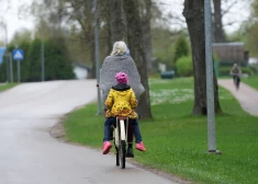 "Es viņu neienīstu, man viņas ir žēl". Katrai mātei ir bērns, bet ne katram bērnam ir māte - divu sieviešu stāsti