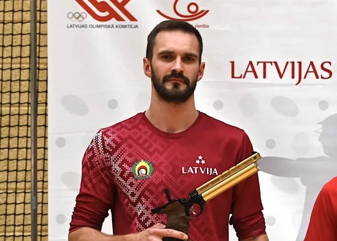 Latvijas sportists Lauris Strautmanis pirmdien Horvātijā Eiropas čempionātā ieņēma otro vietu šaušanā ar mazkalibra pistoli 25 metru distancē pa mērķi ar melno apli.
