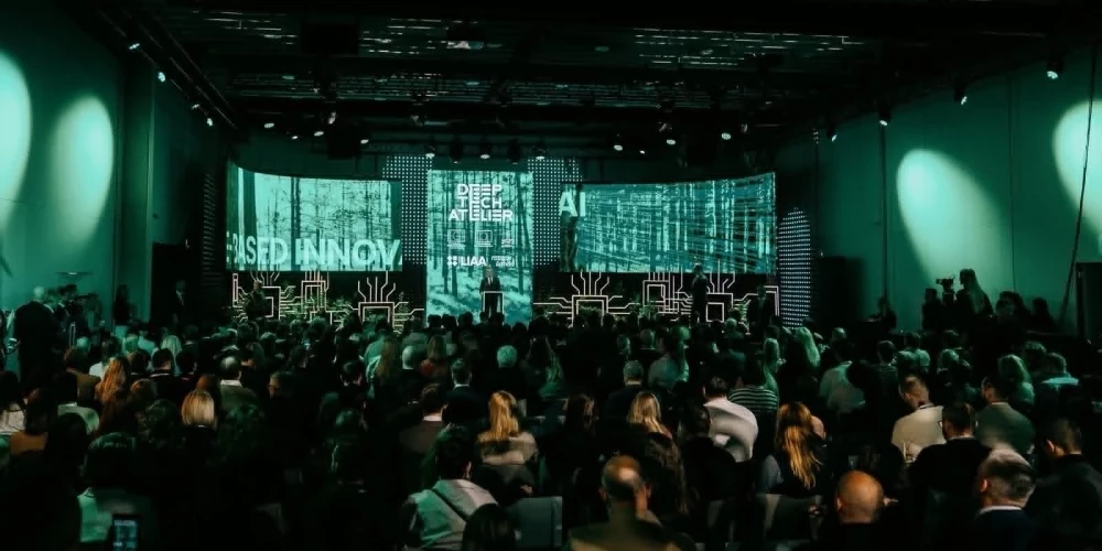 Zem jēdziena "deep tech" slēpjas risinājumi, kuru pamatā ir sarežģīti zinātniski atklājumi un pētniecība - no mākslīgā intelekta, biotehnoloģijām un medicīnas tehnoloģijām līdz robotikai, fotonikai, kvantu tehnoloģijām, jaunajiem materiāliem un aizsardzības risinājumiem. 