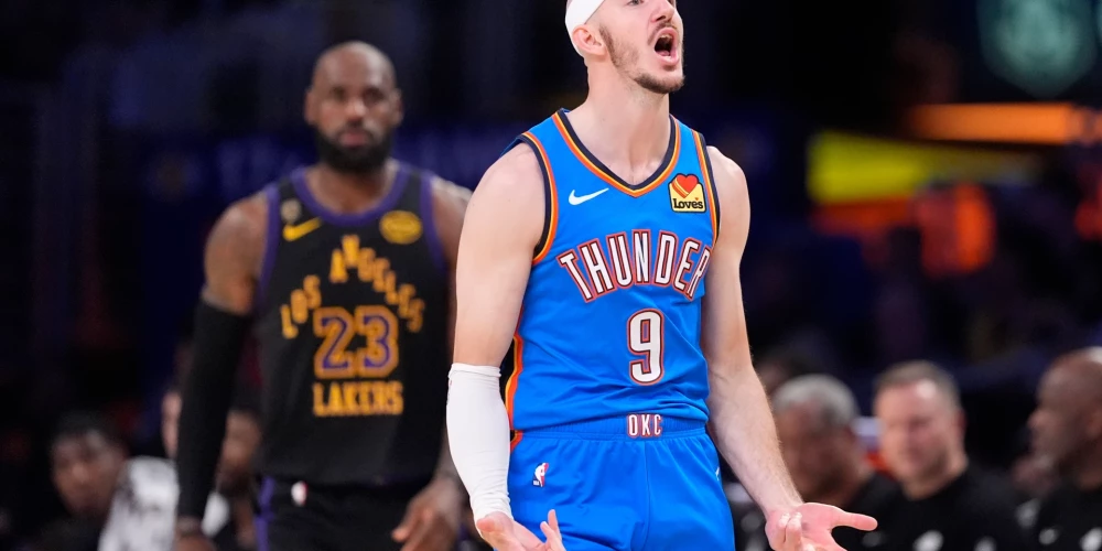 Lebrons Džeimss vien noskatās, kā Alekss Karuzo priecājas pēc realizēta tālmetiena.