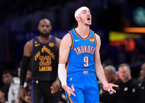 Lebrons Džeimss vien noskatās, kā Alekss Karuzo priecājas pēc realizēta tālmetiena.
